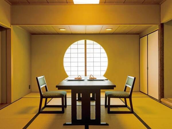 お食事はミシュラン二つ星を獲得した完全プライベート個室料亭
「菊彩香（きくさいこう）」にて夕食が楽しめます。