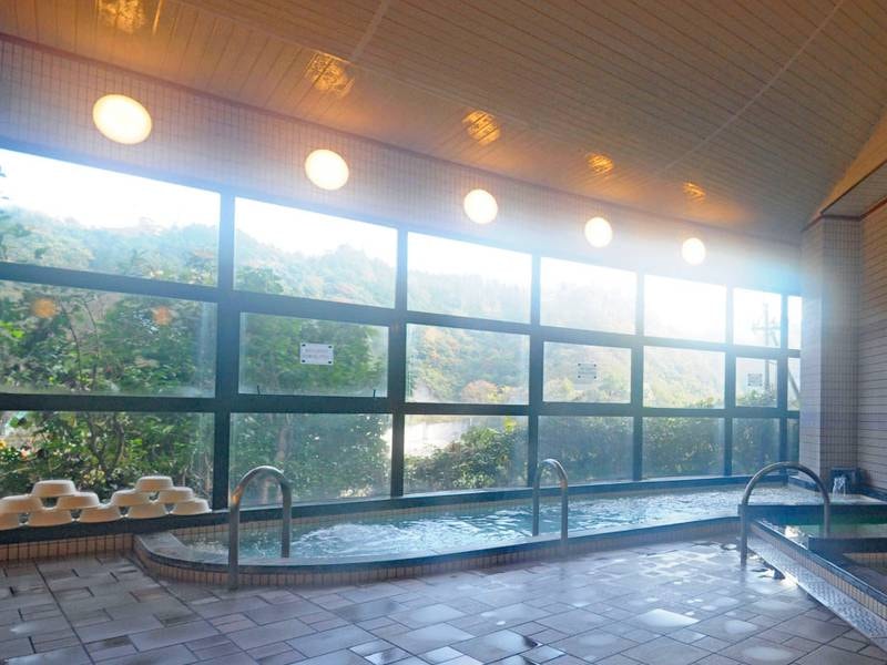 大浴場　湖畔が眺められるワイドビュー