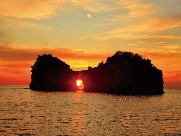 【円月島】年に2回、春分の日と秋分の日前後は夕陽が真ん中にすっぽりと収まりとっても綺麗に見えます♪