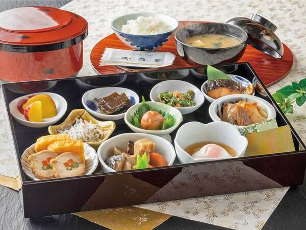 【朝食(会場食)/例】和定食(サラダ・温玉・しらす・梅干し・焼き魚・のり・ご飯、味噌汁等)【ご飯、味噌汁お替り自由】
