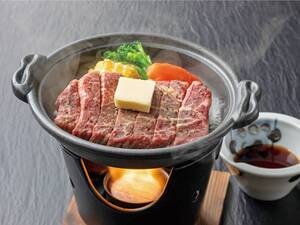 柔らかくて美味しいと評判の和歌山県特産のブランド牛【熊野牛】。陶板焼きで厚切り肉のかみしめる旨さを味わいください。（例）