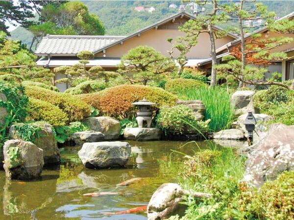 小さいながらも風情ある日本庭園