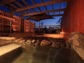 露天風呂のオーベルジュ　つつじとかえで／【露天風呂】夜の雰囲気も素敵です