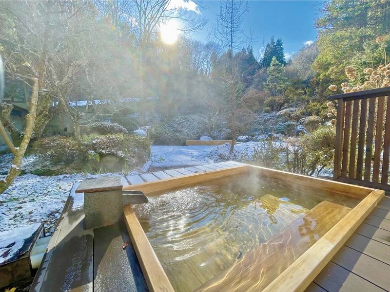 【大浴場（露天風呂）/雪景色例】男女別の露天風呂も完備