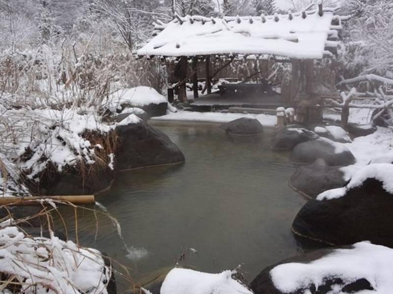 冬には雪見風呂が楽しめる