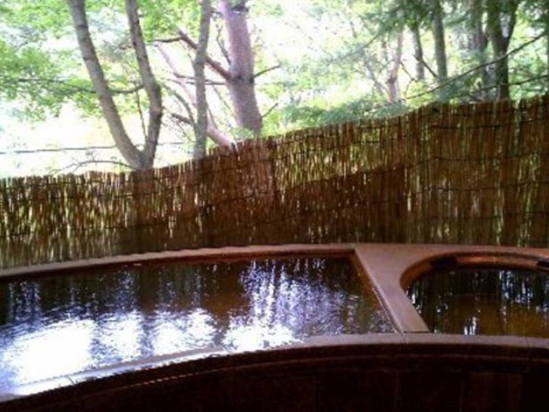 内風呂の大きな窓からも大自然の風景を望む