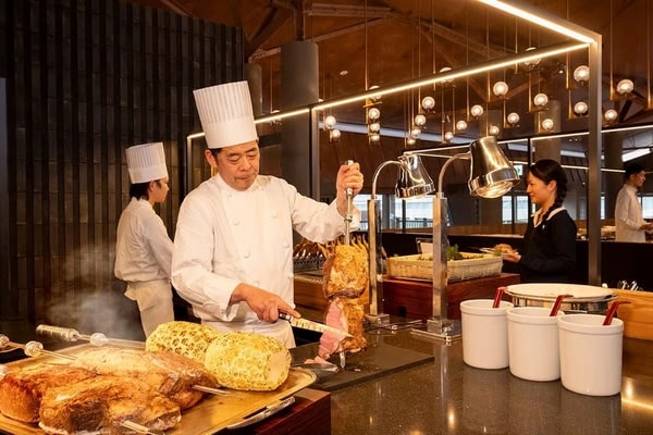 【夕食ビュッフェ】シュラスコや川魚（鮎など）の串焼きをシェフが目の前で調理するライブキッチン