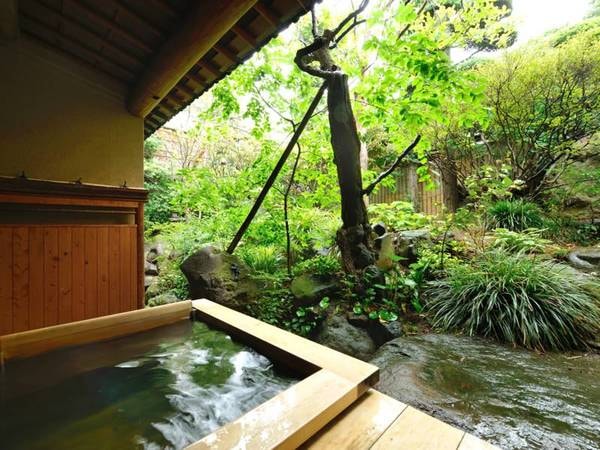 日本庭園を臨む桂の間の露天風呂/例