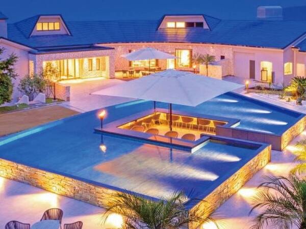 【館内:WAVEガーデン】夜はライトアップがされ、日中とは違った雰囲気