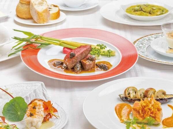【夕食:洋食ディナーコース(フリードリンク付)/例】当日の気分で選べるメインは、オープンキッチンで仕上げてからのご提供
