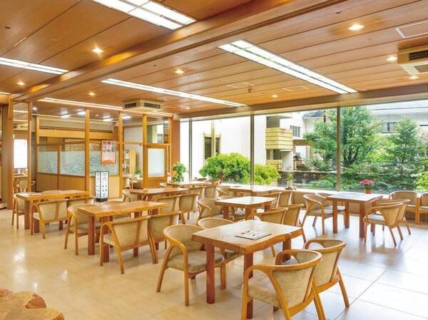 【ロビー】開け放すとさわやかな風が｣吹き抜ける心地よい空間に