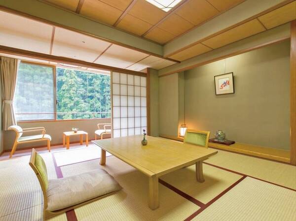 大塔川・熊野の山々をご満喫頂ける景色の和室10畳のお部屋/例