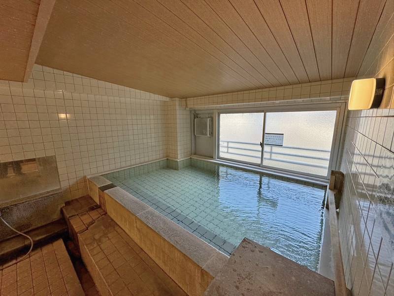 館内大浴場。当館自家源泉より湧き出す豊富な温泉を贅沢にかけ流しで堪能