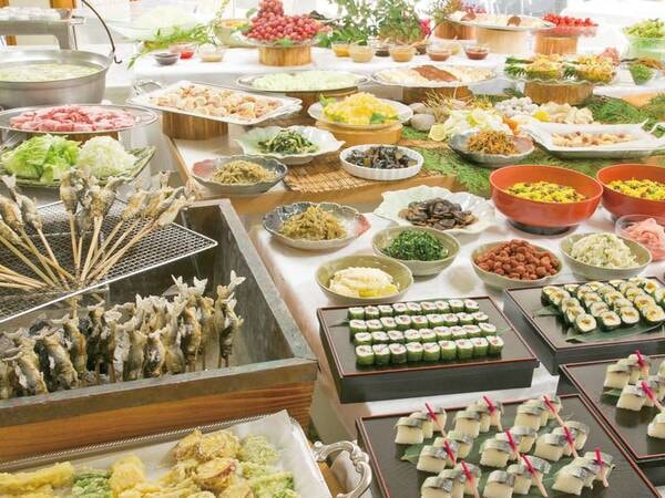 夕・朝食は徒歩約3分の姉妹館『山水館 川湯まつや』にてミニ会席料理とハーフバイキングを（例）