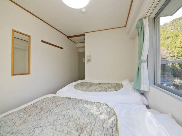 【禁煙】和風ツインルーム(バス無)/例 お気軽な洋室をご用意。冷蔵庫・ポット有。液晶テレビ、エアコン、照明はリモコン式。みどりやの売店、内湯、露天風呂もご利用できます