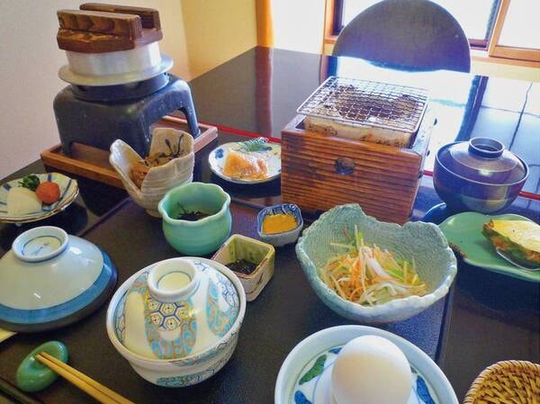 【朝食】釜炊きごはんに郷土の味など、趣向を凝らした朝ご飯（例）