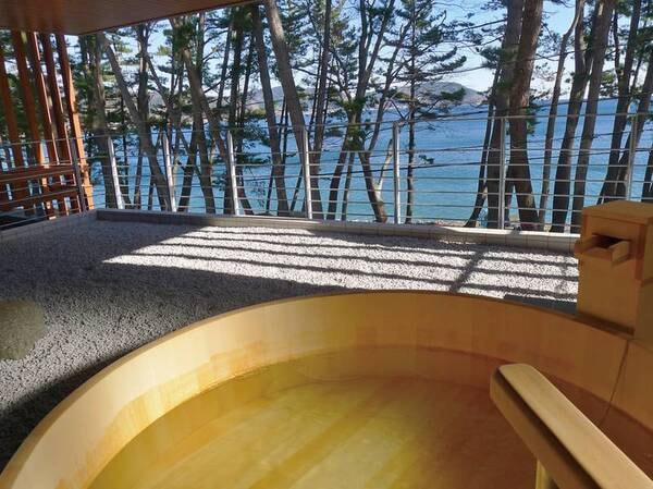 露天風呂から海を望む