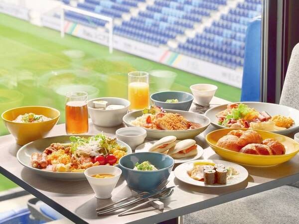 【朝食/例】広々としたスタジアムビューの贅沢な空間