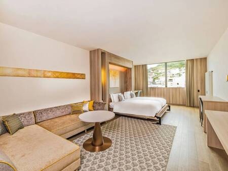 【デラックスシティビューツインルーム/例】快適さと贅沢さを追求した広々とした客室です。窓からは、路面電車が走る長崎のならではの街並みを楽しむことができます。