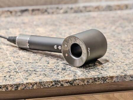 【アメニティ】ダイソンのドライヤー：厳選された家電をお試しでご使用いただき、お部屋から購入も可能です！