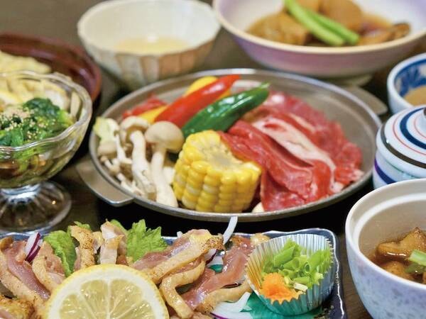 【夕食/例】湯布院牛陶板焼きと湯布院地鶏のたたきをメインにしたお料理が並ぶ