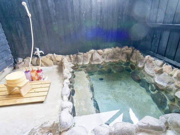 【客室風呂/例】専用の半露天風呂がついており２４時間好きなときに湯浴みを楽しめます。