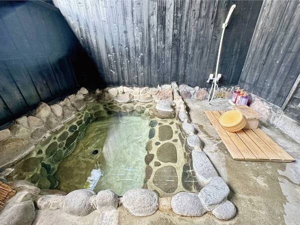 【客室風呂/例】専用の半露天風呂がついており２４時間好きなときに湯浴みを楽しめます。