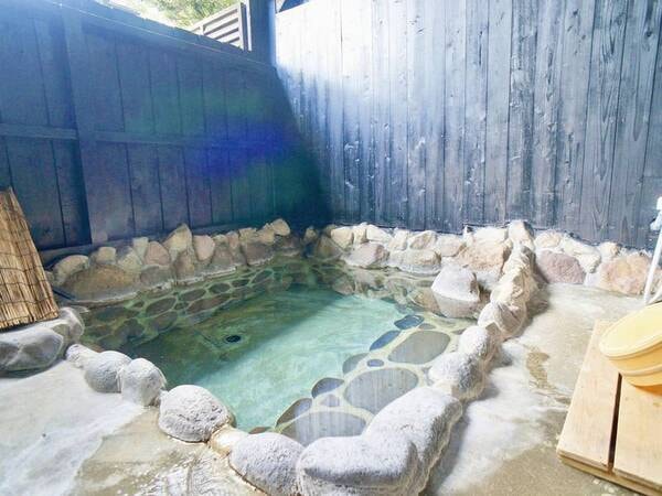 【客室風呂/例】専用の半露天風呂がついており２４時間好きなときに湯浴みを楽しめます。