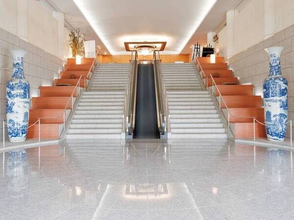【エントランス】エスカレーター