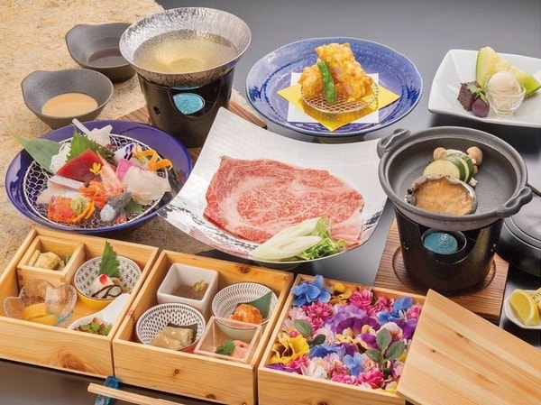 花の玉手箱（８種盛）・鮑の踊り焼き・Ａ５ランク熊野牛の厚切りしゃぶしゃぶ等、「花鳥風月」をお楽しみいただける、夕朝食付の基本プランです（写真一例）12/29～1/3は年末年始の特別料理となります