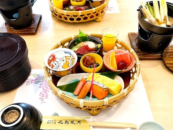 ご朝食は「花かごの菜」と和洋ミニバイキングをご用意（写真一例）