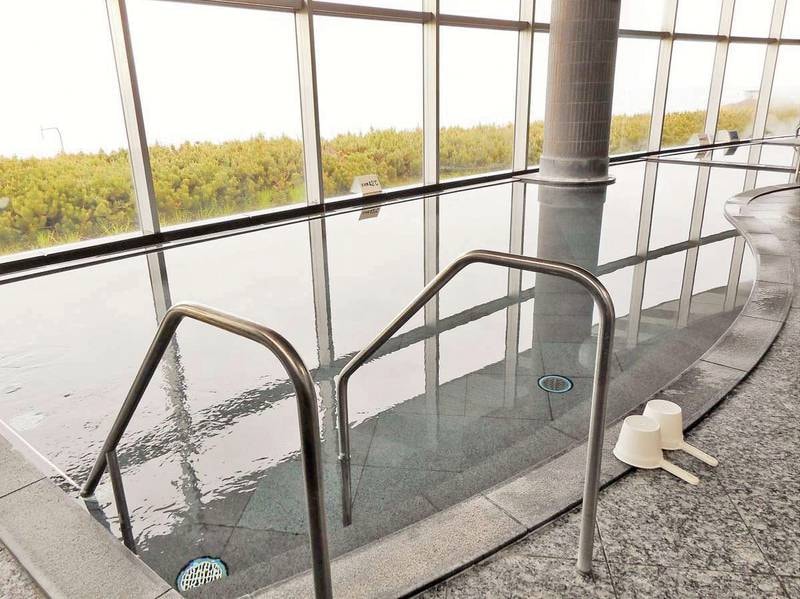 大浴場：オーシャンビューで明るく開放的な空間