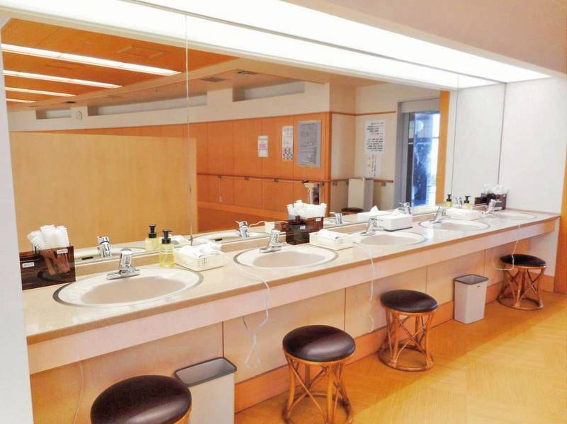 浴場化粧台：清潔で広い化粧台