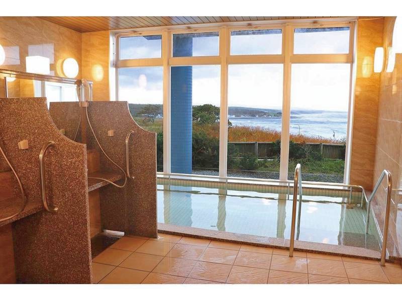 貸切展望温泉【レラの湯】：広い浴室は、5～6名産でも余裕がございます。(有料)