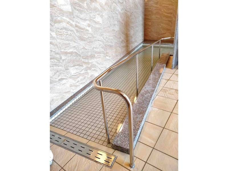貸切展望温泉【レラの湯】：なだらかなスロープ付き。専用の車いすでご入浴が可能です。(有料)