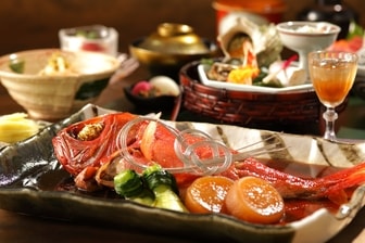 伊豆に創癒の隠れ郷 水生の庄／【夕食/例】メインは金目鯛姿煮。季節ごとに変わる料理長こだわりの会席料理。