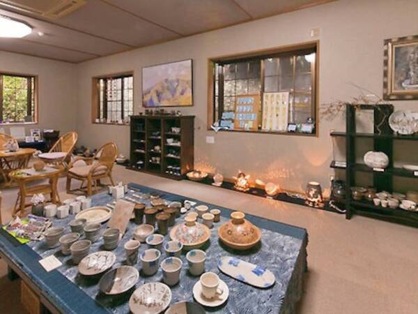 陶芸品展示コーナー：女将がセレクトした陶芸品が並びます