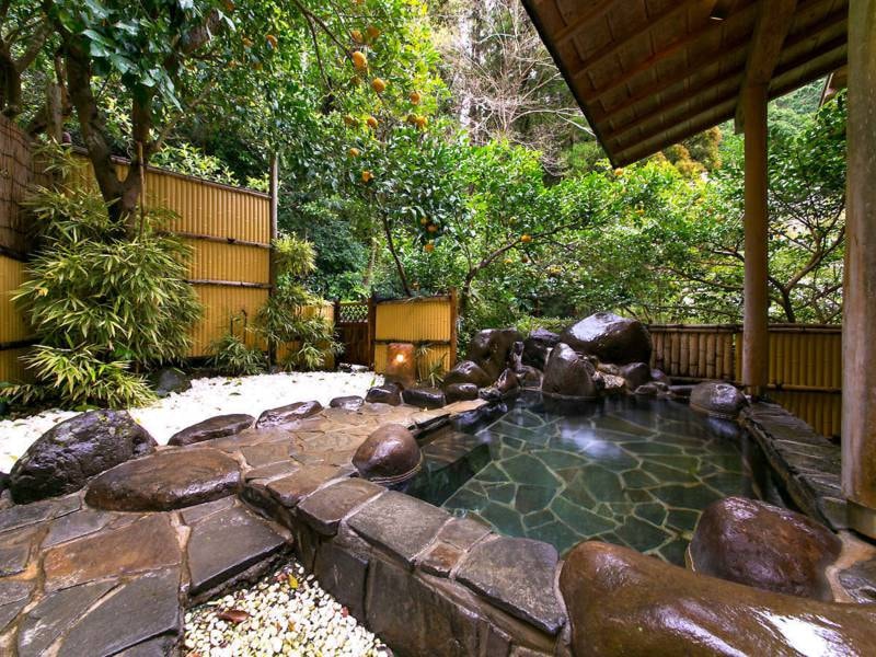 【殿方露天風呂】源泉かけ流しの温泉をお楽しみください。
露天風呂は殿方・婦人方のそれぞれにございます