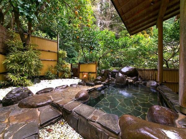 【殿方露天風呂】源泉かけ流しの温泉をお楽しみください。
露天風呂は殿方・婦人方のそれぞれにございます