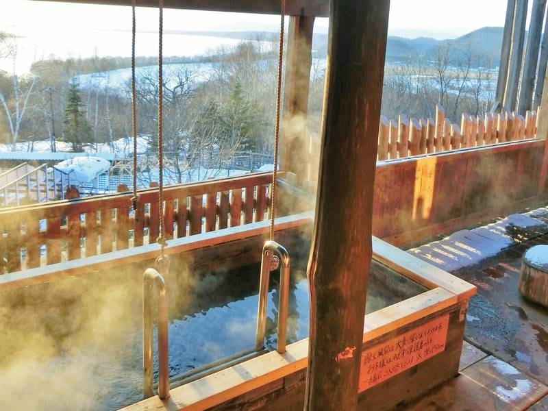 【大浴場･露天風呂】宿名物の立ち湯は、深さ150㎝