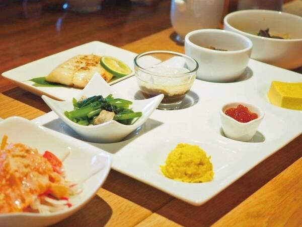 【朝食/例】和朝食。夕食メニュー同様、地産地消にこだわった内容になっております。