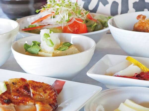 【朝食/例】和朝食。夕食メニュー同様、地産地消にこだわった内容になっております。