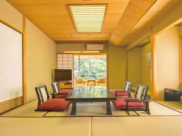 本館和室/写真一例
木の香りが芳醇な客室は吟味された銘木をふんだんに使用しています。