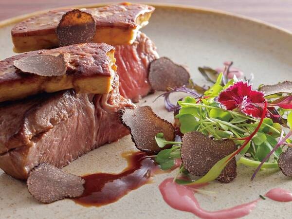 【夕食一例】料理長厳選の高級食材を使った会席料理をお楽しみ下さい。