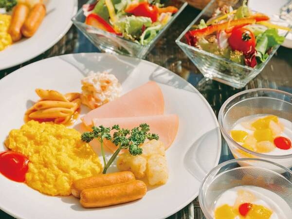 朝食／写真一例
新鮮な野菜とスクランブルエッグなど栄養バランスの取れた朝食プレート