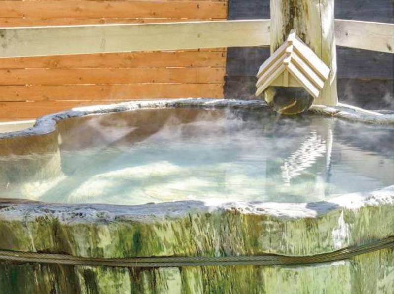【丸太露天風呂(男湯)】樹齢数百年のカナダのスプルスを削りだした特注の丸太風呂
