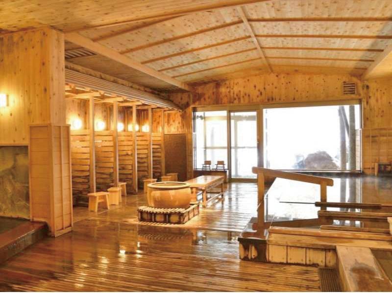 【本館大浴場】ひのき･ひばを使った木の温もりを感じられる内風呂