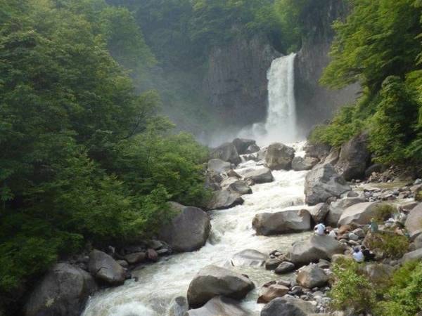 【苗名滝】宿より車で約15分。
日本の滝百選にも選ばれた、落差55mの名瀑。雪解け水が流れ込む春は水量が増し、いっそう見応えがある。夏は納涼スポットとして人気があり、秋には紅葉も楽しめる。