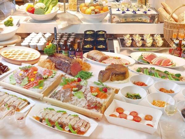 【和洋中約40種ブッフェ】新鮮な魚料理、野菜マルシェコーナー、自家製デザートも充実