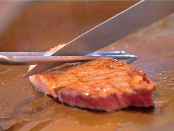 【和洋中約40種ブッフェ】シェフの焼き立てステーキも食べ放題！